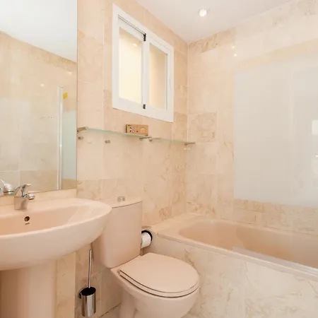 Apartment, Close To Beaches, Restaurants And Supermarkets, In Urb. Park Beach, Elviria 马尔韦利亚